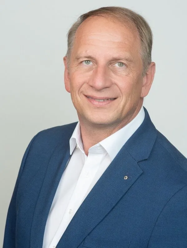 Porträt von Oberbürgermeister Markus Schlemmer im blauen Sakko