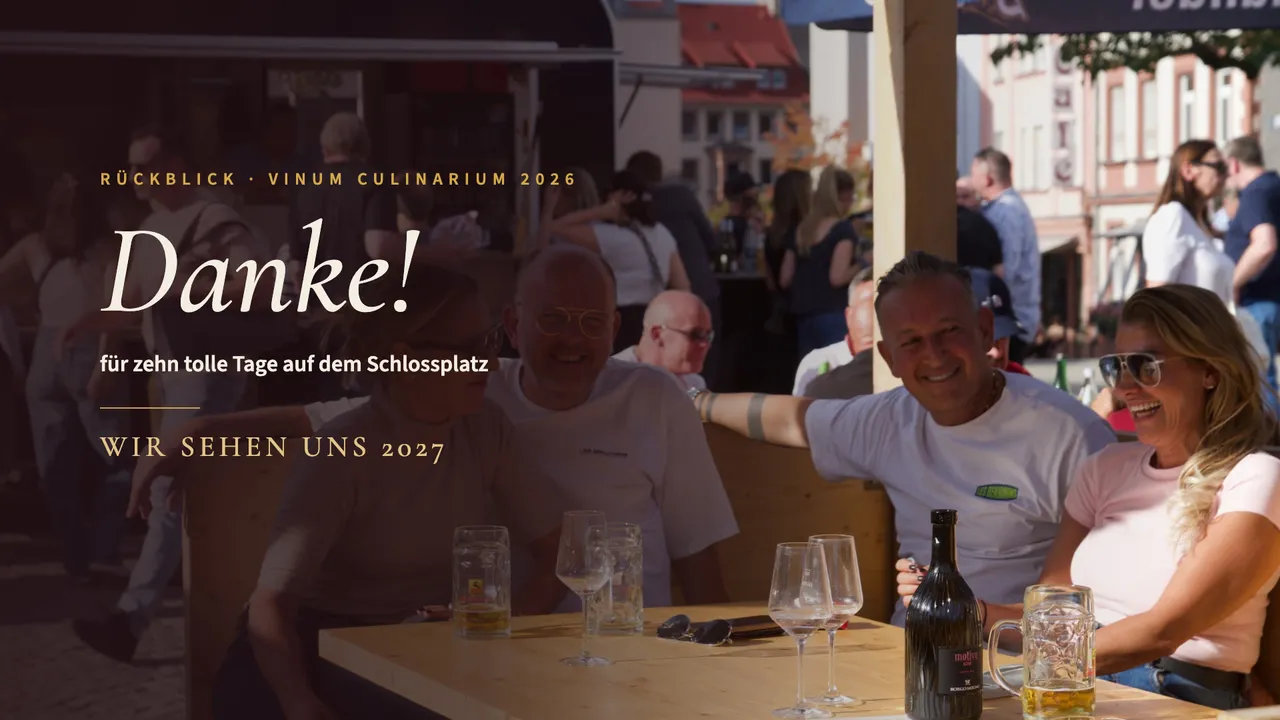 Danke! für zehn tolle Tage auf dem Schlossplatz – Wir sehen uns 2027. Im Hintergrund lachende Gäste an einem Tisch beim Vinum Culinarium