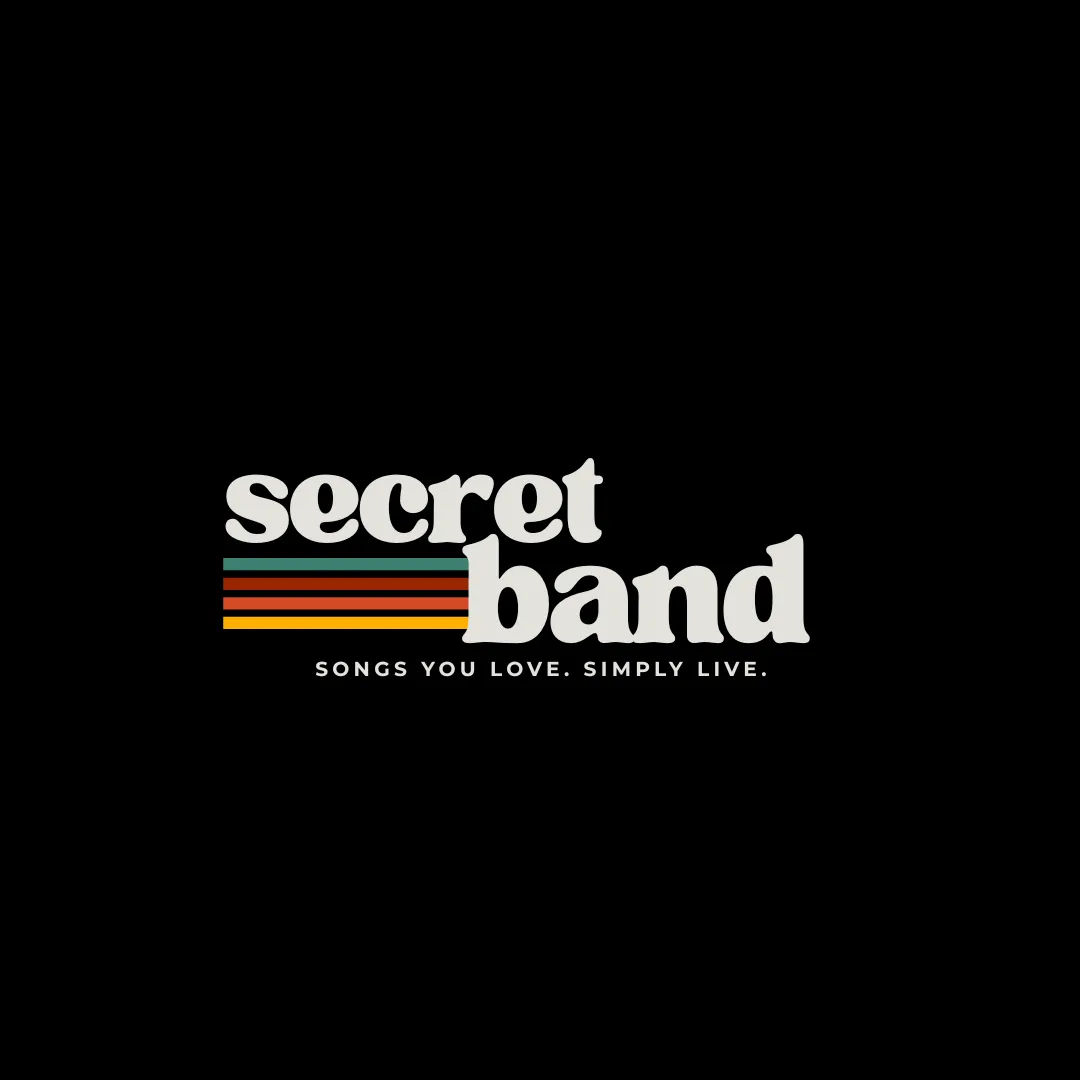 Logo der Secret Band mit dem Claim „Songs you love. Simply live.“ auf schwarzem Hintergrund
