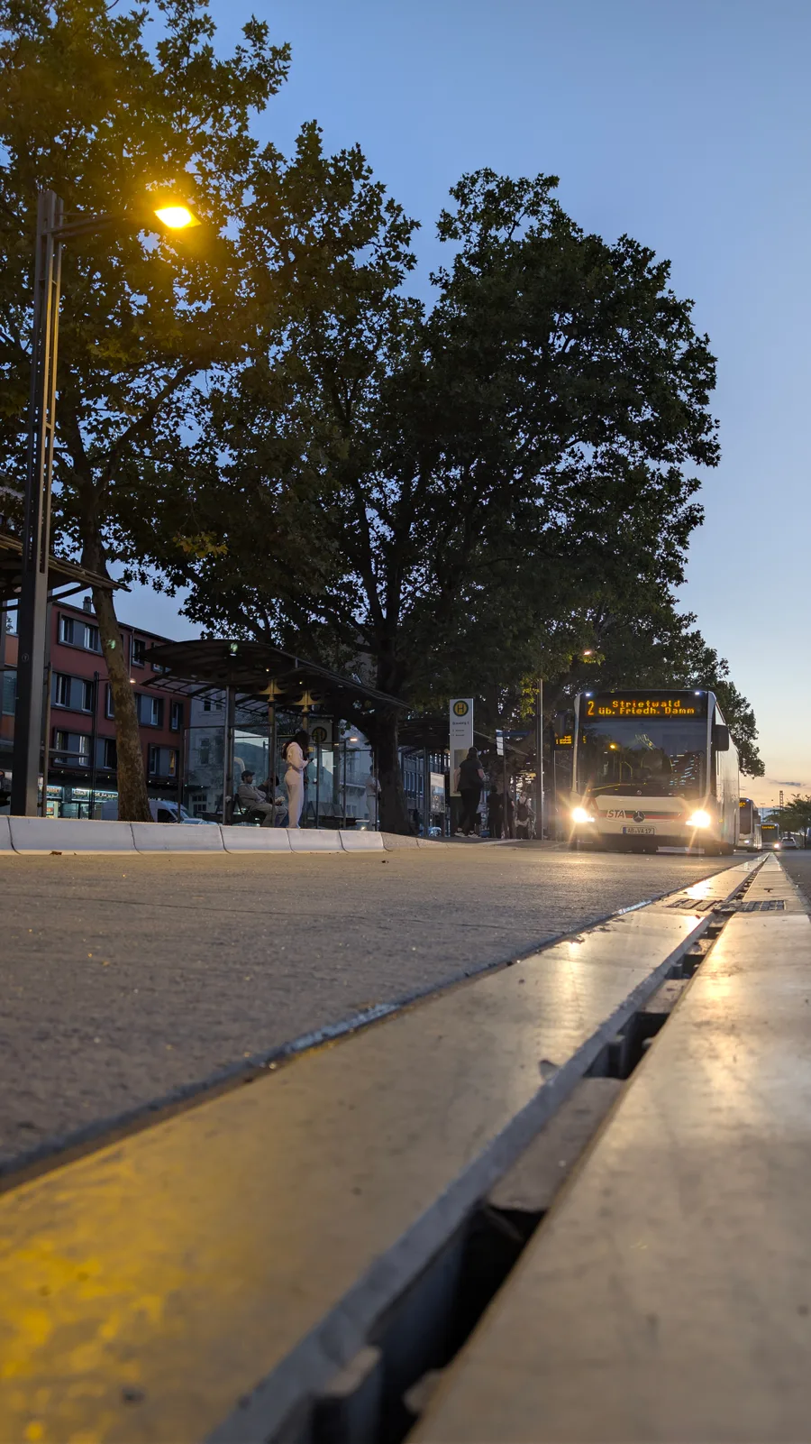 Stadtbus in Aschaffenburg am Abend